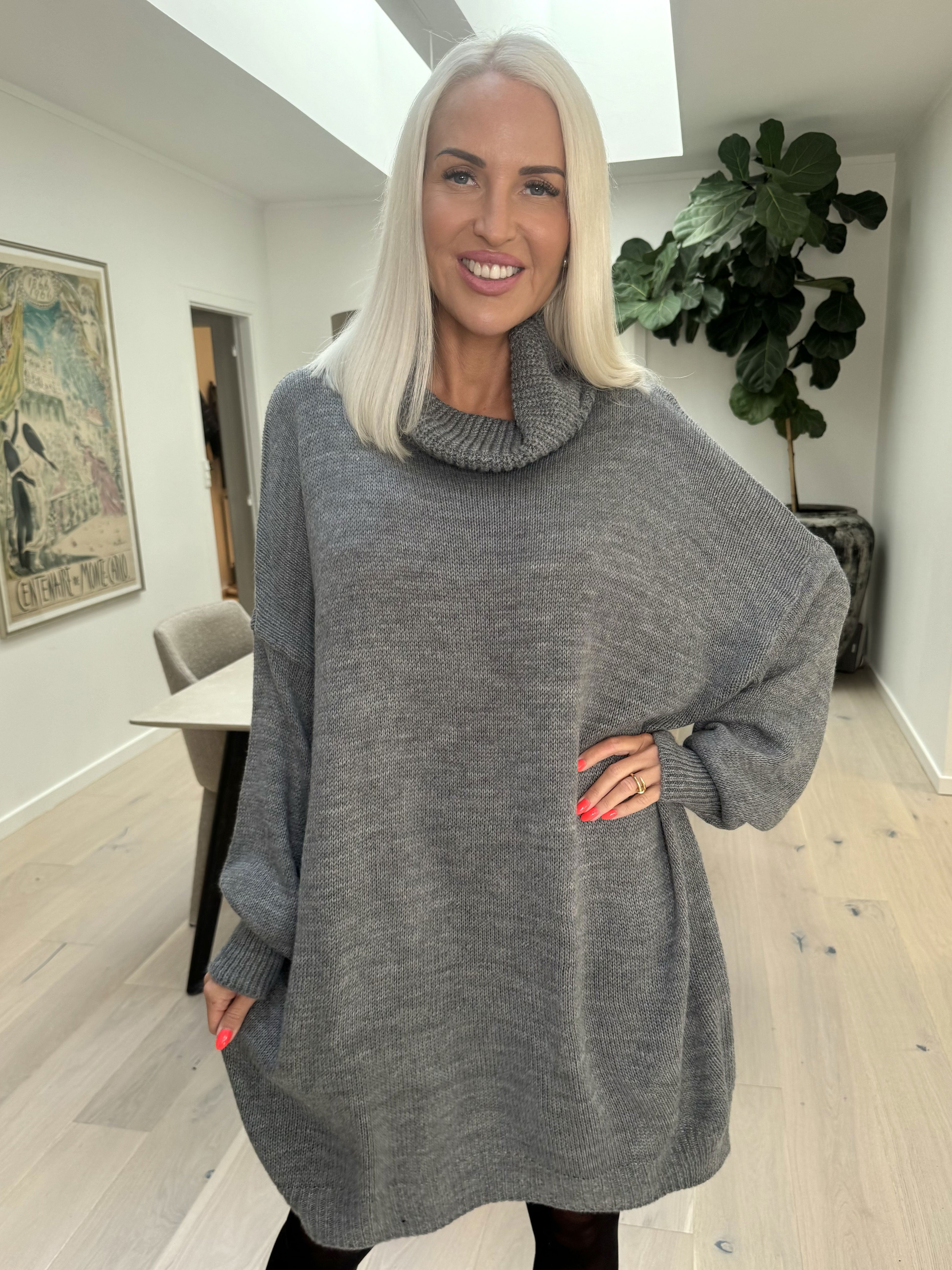 Blair - Enfärgad stickad klänning med polokrage